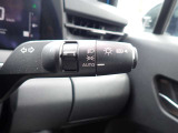 オートライト機能が装備されており暗い場所に入ると車両が検知しライトのON・OFFを自動的に切り替えてくれますので非常に便利な装備です♪