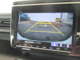 【リアカメラ】リバースに入れるだけで後方の映像が映ります。安全確認や、狭い駐車場での車庫入れ、雨の日や夜間など視界の悪い時に便利です。安全にバックする為には欠かせない装備です。