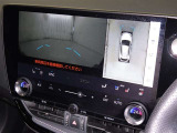 パノラミックビューモニターシステムが付いているので車の上から見た映像が確認できますよ。 一目で車両周辺の情報を確認できますが、直接安全をご確認下さい。