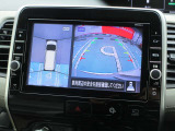 アラウンドビュー付き。上空から車両を見下ろしたような画像に加工された映像をディスプレイで確認しながら車庫入などができ大変便利です。