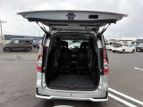 バックドアが大きく開くので荷物の積み下ろしが楽にできます!また、サードシートは左右跳ね上げ式でより多くの荷物を入れることが出来ますね♪