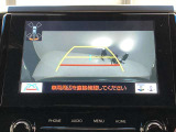 こちらのバックカメラは画面にラインが表示されておりますので、バック時のクルマの進行方向の目安になります。より高いレベルで車庫入れをサポートする、便利な機能ですね。