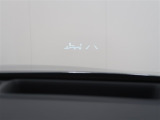 カラーヘッドアップディスプレイ付き。少ない視線移動で情報を確認できるので、運転の疲労軽減に繋がりますよ♪