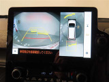 バック時の運転をサポートするバックガイドモニター&パノラミックビューモニター付