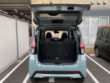 バックドアは大きく開きます。定員乗車時でも十分広いラゲッジスペースを確保しています