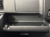 助手席側のインパネは多機能!間口の広くて使いやすいトレイや何かと工具や買い物袋を掛けれる便利なフック付き!