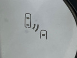 【ブラインドスポットモニター】走行中、ドアミラーの死角になりやすい箇所に後続車が接近するとサイドミラーのレンズに警告を表示!ドライバーに注意喚起をしてくれます。