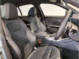 【コックピットシート】BMW車の主役席。車体中央にくる様に配置し車両重心とが一致する事でドライバーと車との一体感あるドライビングを実現。人間工学に基づき形成した形状が長時間のドライブ疲労も軽減します!