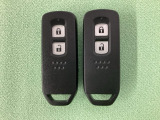 スマートキーを装備しています。鍵を差し込むことなくドアロックの開け閉めと、スタートボタン操作でのエンジンスタートができます。スペアキーも同じものを用意しております。