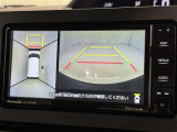 パノラミックビューモニターシステムが付いているので車の上から見た映像が確認できますよ。 一目で車両周辺の情報を確認できますが、直接安全をご確認下さい。