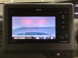ギヤをR(バック)に入れるとディスプレイオーディオの画面に後ろの映像が映るリアカメラ付です。後退時、コンディションが悪い視界でもカラーバックモニターがドライバーをサポートします。