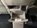 運転席、助手席間には小物入れがあります。