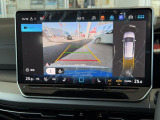 バックカメラと障害物との距離を知れせてくれるパークディスタンスコントロールを装備しています。