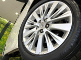 【純正18インチアルミホイール】外観にマッチした純正アルミホイールを装着しております。各種社外アルミホイールや、スタッドレスタイヤも取扱いしております。是非ご相談ください♪
