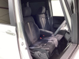 運転席、助手席☆ともにゆとりのある空間となっております♪