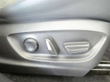 運転席電動シートは、シートポジションを細かく調整できるので長時間の運転もリラックスできますね。