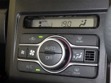 オートエアコン付きなので一度、気温を設定すれば自動的に過ごし易い温度に調整してくれますよ。 車内をいつでも快適空間にしてくれます。
