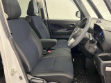 ゆったりと座れる運転席シートですのでストレスなく運転が出来ますよ!
