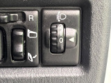 【電動格納ミラー】サイドミラーは電動格納式となっており、狭い駐車場でもキズがつくリスクを抑えられます。