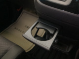 運転席からも助手席からも自由に使えるドリンクホルダーもついております。足元部分にはちょっとした小物を入れるのに便利な収納BOXもあります。