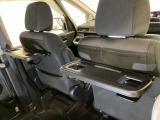 運転席・助手席の背もたれには、2列目シート用にカップホルダー付きの「格納式のシートバックテーブル」を装備しています。休憩時のちょっとした時間などカップを置いたり、小物置きに使えて便利です。