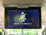 【フリップダウンモニター】大画面モニターで後席でもエンタメをお楽しみいただけます。小さなお子様にも大人気の装備です♪