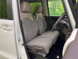運転席まわりには十分なスペースがあり、大柄な方でもゆったり運転していただける環境です。