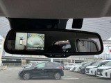 ルームミラーに映像を表示。モニターとミラーが同じ視線で確認できるので使い勝手にも優れてます。