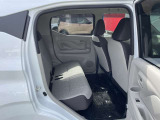 軽自動車とは思えない後席の広さで大人2人が乗っても広々快適にお過ごし頂けます
