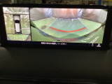 狭い場所での駐車やすれ違いなどでより的確な運転操作に役立つ360&deg;ビューモニターが装備されています。