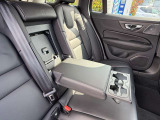ドリンクホルダーとひじ掛けも広々で長時間のドライブも快適です。リアシート中央にはトランクスルーもありますので、スキー板や釣り竿などちょっとした長物も積みやすい設計です。
