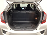 ラゲッジも広く使いやすいトランクは、開口部も広く荷物の積み下ろしもしやすいお車となっております。リアシートの背もたれは6:4の割合で分割して可倒できるので、長いお荷物などを載せることもできます。
