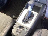 シンプルでとても使いやすいフロアシフトに、パーキングブレーキは電子制御パーキングブレーキです。