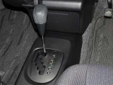 操作が楽なフロアシフト、インパネ周りもすっきりしています。