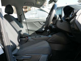 (運転席/助手席)長時間のドライブでも疲れにくい少し固めのシートです。全車標準でサイドエアバッグを標準装備しております。