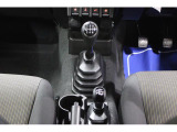 運転をダイレクトに楽しめるマニュアル車。低燃費で経済的なジムニーです。