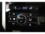室内を快適温度にするオートエアコン!スイッチもシンプルで操作しやすく、オールシーズン快適なドライブに出かけられますね♪