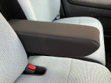 【アームレスト】運転時の疲労軽減にもなるアームレストがついています!