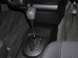 操作が楽なフロアシフト、インパネ周りもすっきりしています。