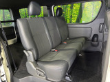 後部座席も気になるようなキズ・汚れやへたり等、大きなダメージはなく、良好な状態です。