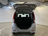 バックドアを上げた状態です。シートのアレンジ次第で荷室のスペースが広くなります!用途に合わせて快適な室内を!