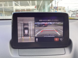 バックカメラ装備です。狭い場所での車庫入れや切り替えしの時など目で見て確認できるので便利ですね。