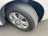 タイヤの溝はまだありますが、実車確認の際にご確認くださいませ。ご希望あればタイヤの交換も承っております。