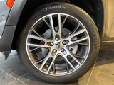 21インチの大迫力純正ホイールです。