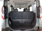 バックドアを上げた状態です。シートを倒せば荷室のスペースが広くなります!用途に合わせて快適な室内を!