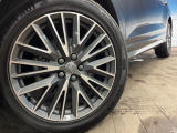 ●純正19インチアルミホイール:輸入車ならではの卓越した走りを支えるホイールと足回りです!日本車の走りに慣れている方にもぜひ体感して頂きたいほど、高いレベルでまとまっています!