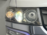 【HIDヘッドライト】非常に明るく前方を照らしてくれるので、悪天候や夜間の走行時も視界良好で安心してお乗りいただけます。