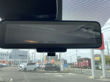 スマートルームミラー:車両後方のカメラ映像をミラー面に映し出すので、車内の状況や、天候などに影響されずいつでもクリアな後方視界が得られます。