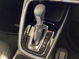 ハンドル周りがすっきりするフロアシフト。ハンドル操作に集中しやすいので、事故の防止にも役立ちます。