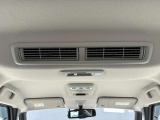 車内の空気を循環し後席まで素早く快適にしてくれるシーリングファン(プラズマクラスター搭載)♪暑い季節もムラなく涼しく、快適さがUP!エアコン前に扇風機を置くと効率が良いと言われる、あの発想ですw